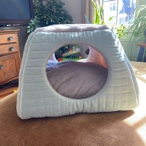 Cat bed, never used